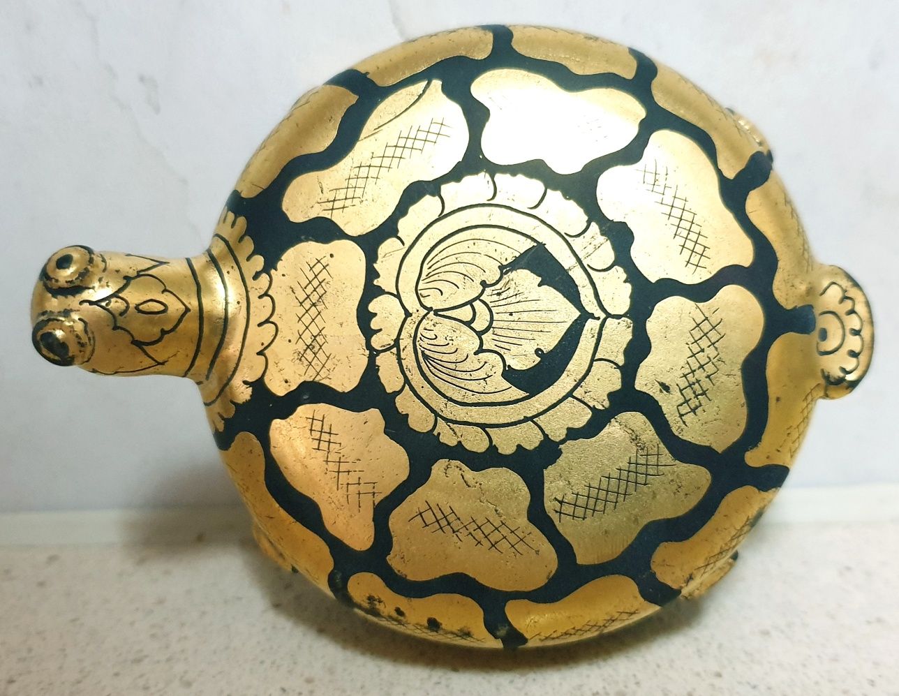 Linda caixa "tartaruga" asiática em charão lacado e dourado