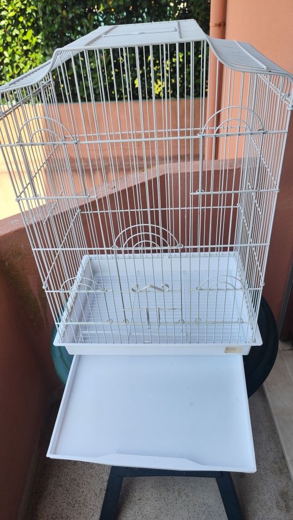 Gaiola com comedouros