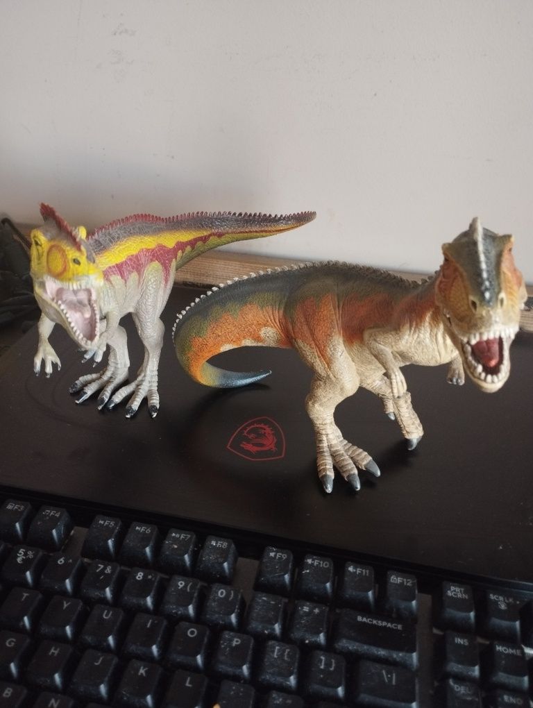 Figurki dinozaury pięć.