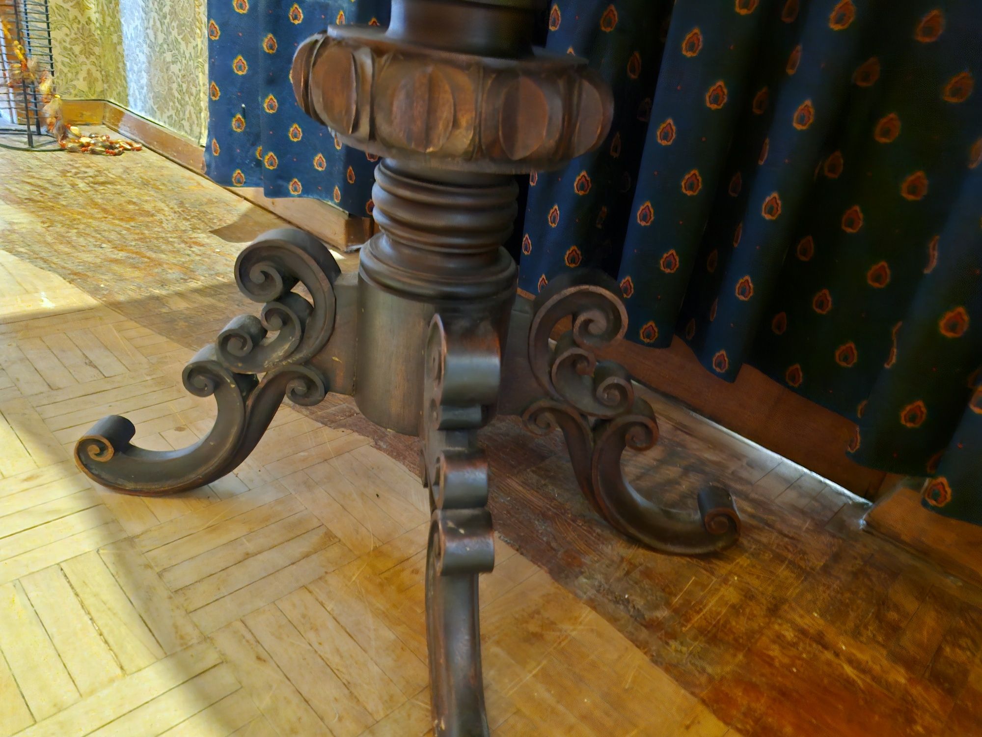 Mesa de jogo, antiga com pé em talha trabalhada