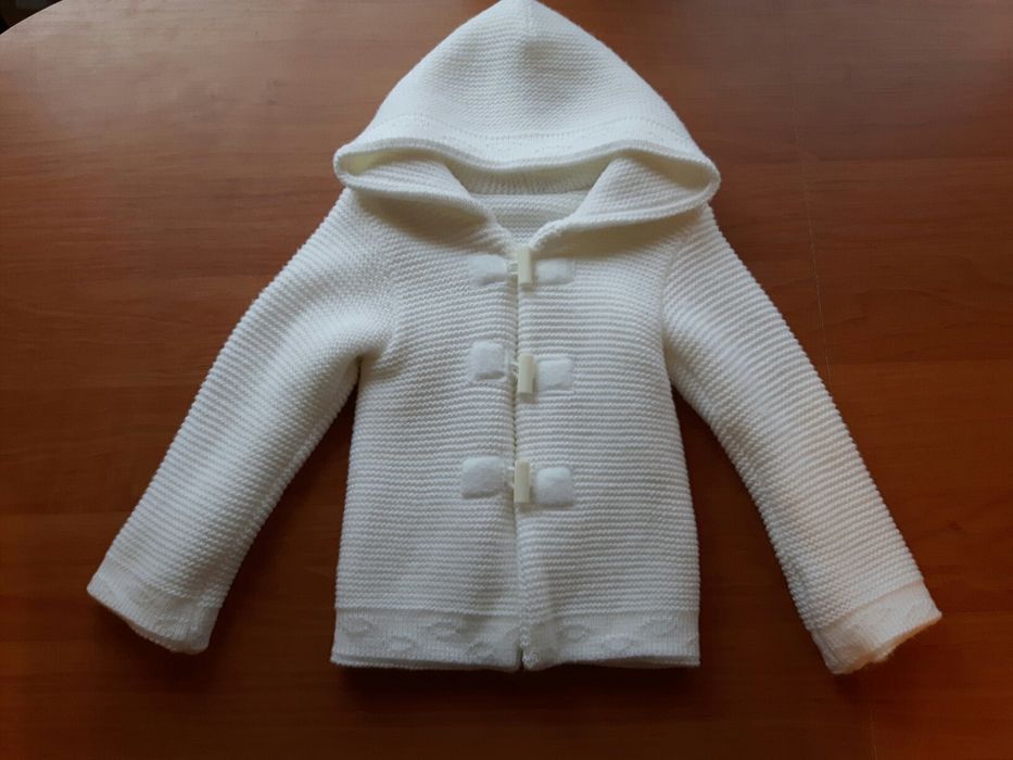 Sweterek z kapturem biały