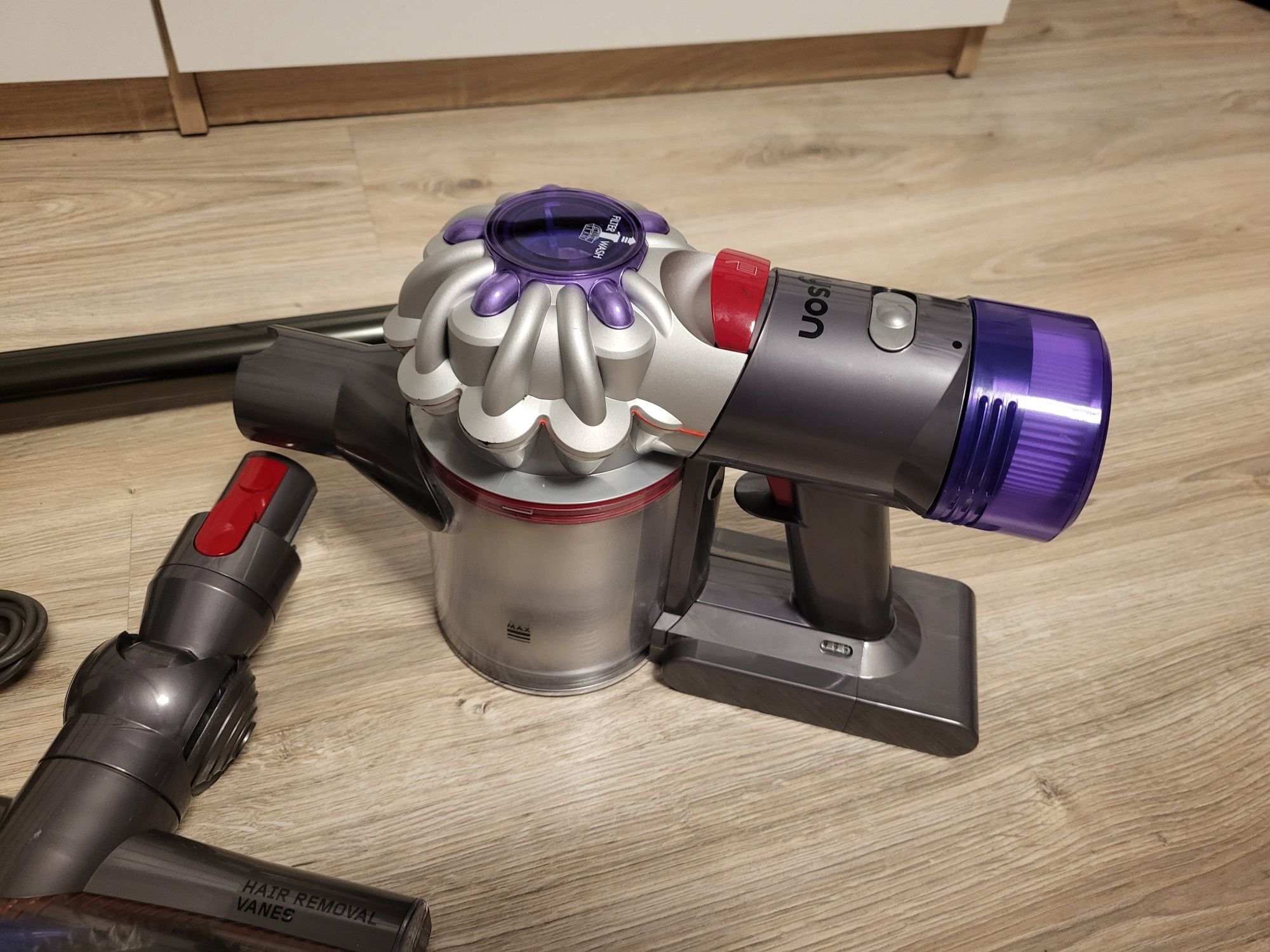 Odkurzacz Dyson v8 absolute bezprzewodowy pionowy Nowy model Ładny