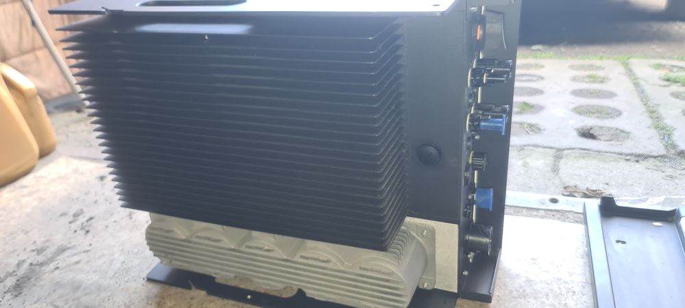 Falownik  Fox Ess T3 zamiana
z dodatkowym modułem wifi uchwytami.