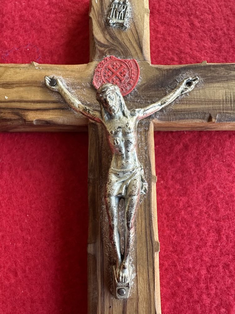 Crucifixo em madeira oliveira com relicario de Jerusalem
