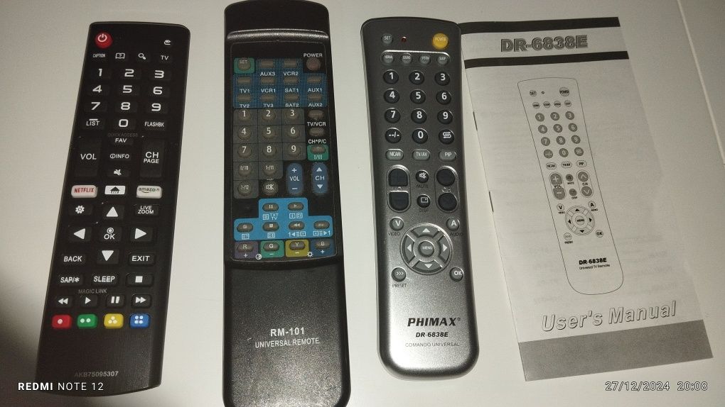 Vendo 3 comandos universais, cada um por 5 euros ou os 3 por 15 euros