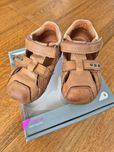 Zabudowane Sandały BOBUX Caramel Chase Sandal - Rozmiar 21