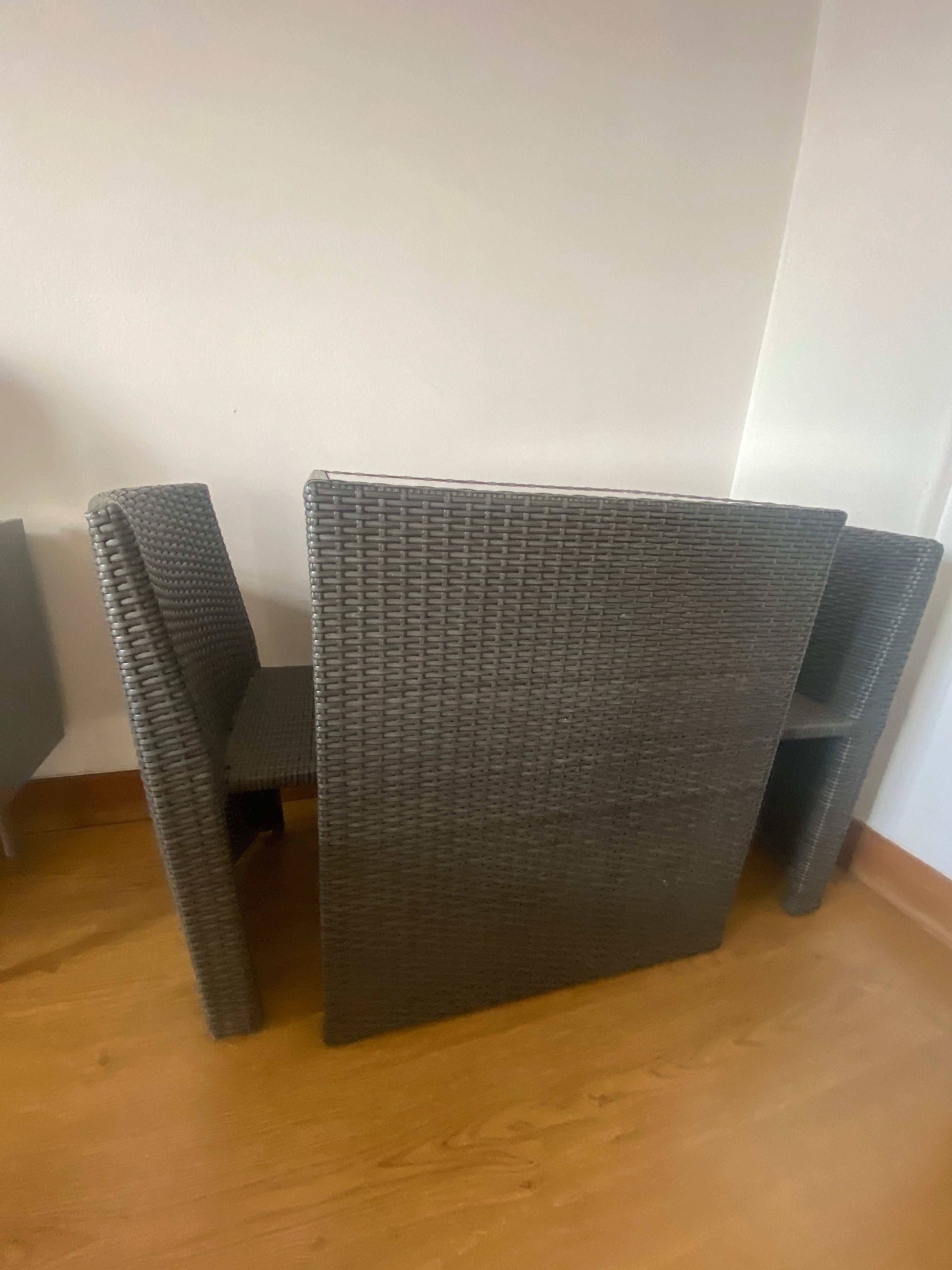 Mesa e cadeiras de jardim