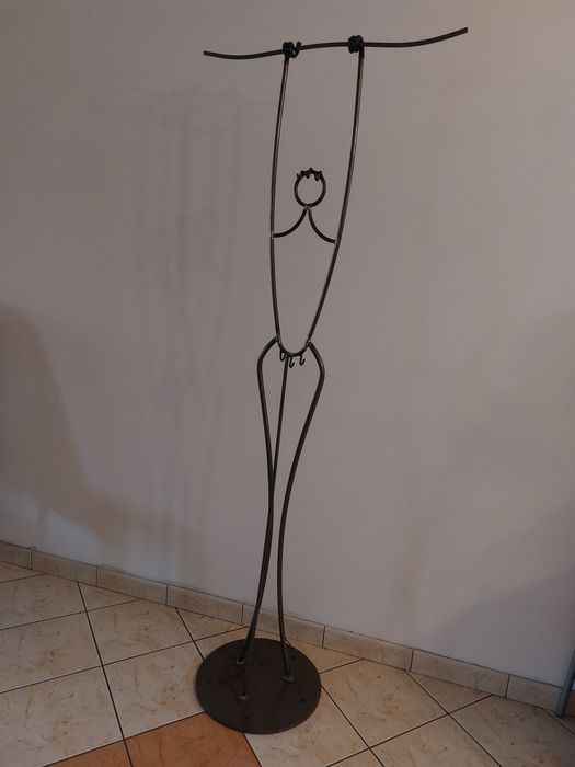 Wieszak z metaloplastyki