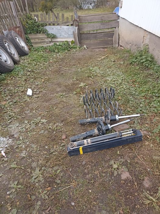 Продам комплєкт стойок з спружинами на гольфа4,того