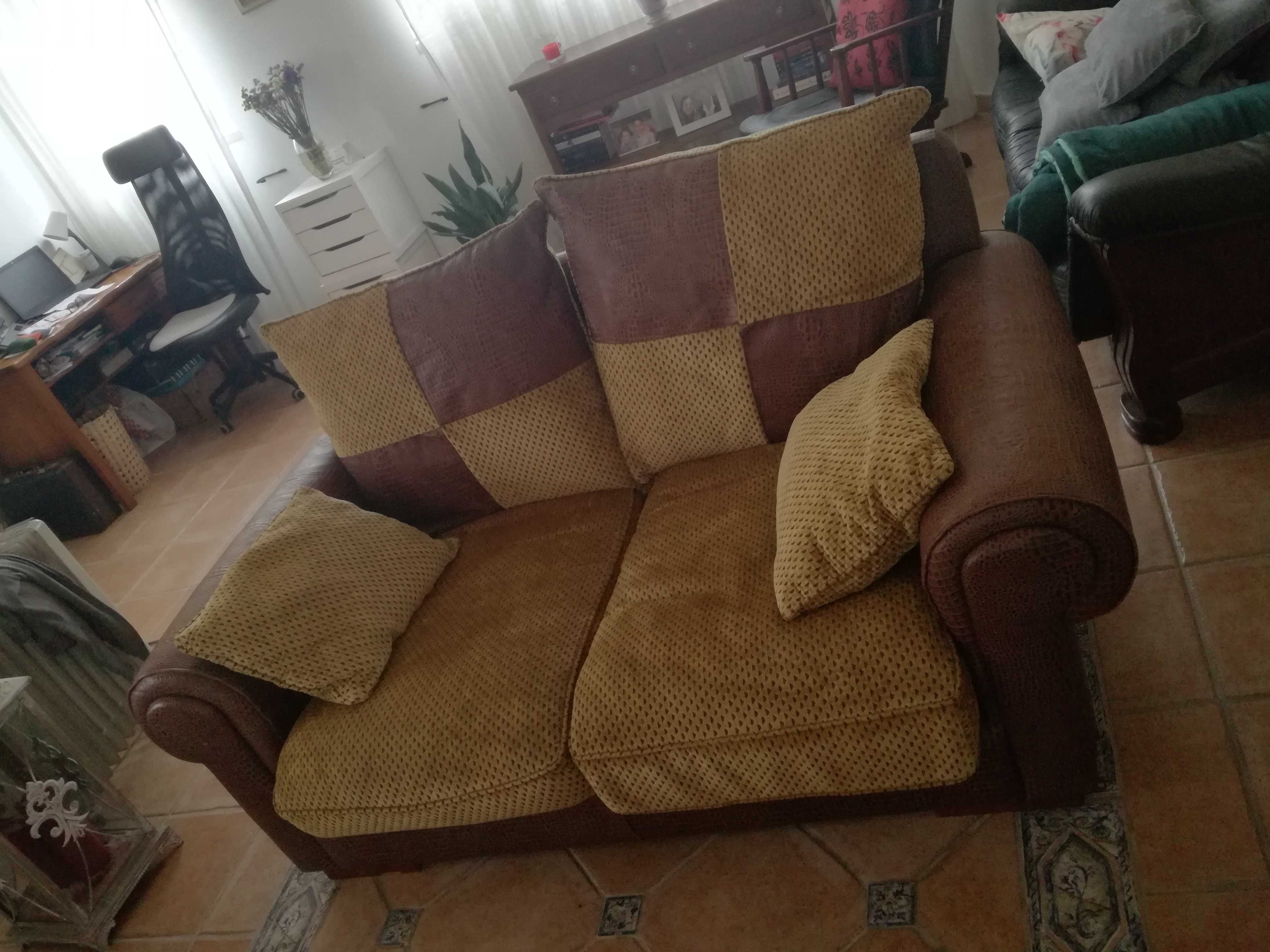 Conjunto de sofás de 3 e 2 lugares em pele e tecido