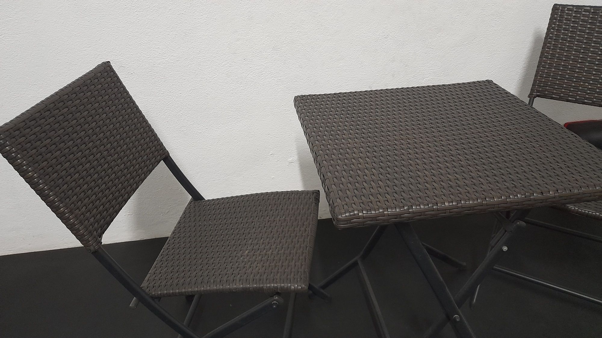 Mesa e duas cadeiras de exterior.