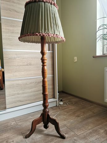 Lampa stojąca drewniana z abażurem
