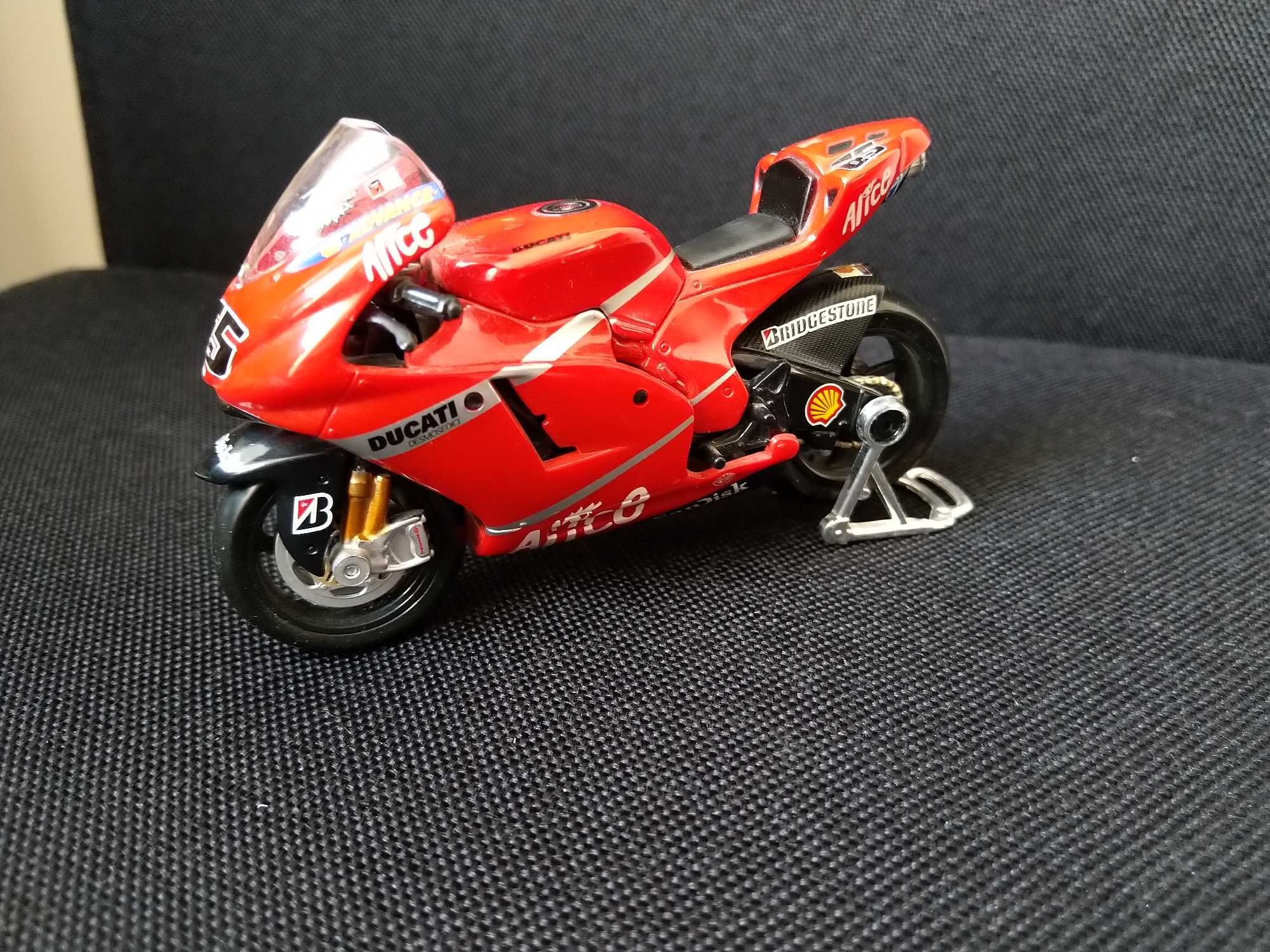 Model motocykla MotoGP Ducati Lorisa Capirossiego #65 '07 skala (1:24)