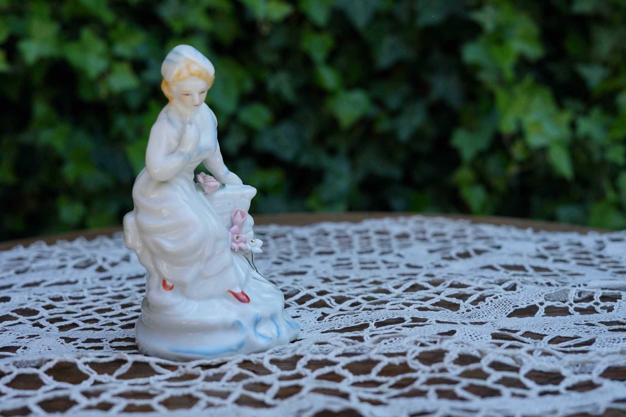 Figurka porcelanowa dama na murku kolekcjonerska kwiaty