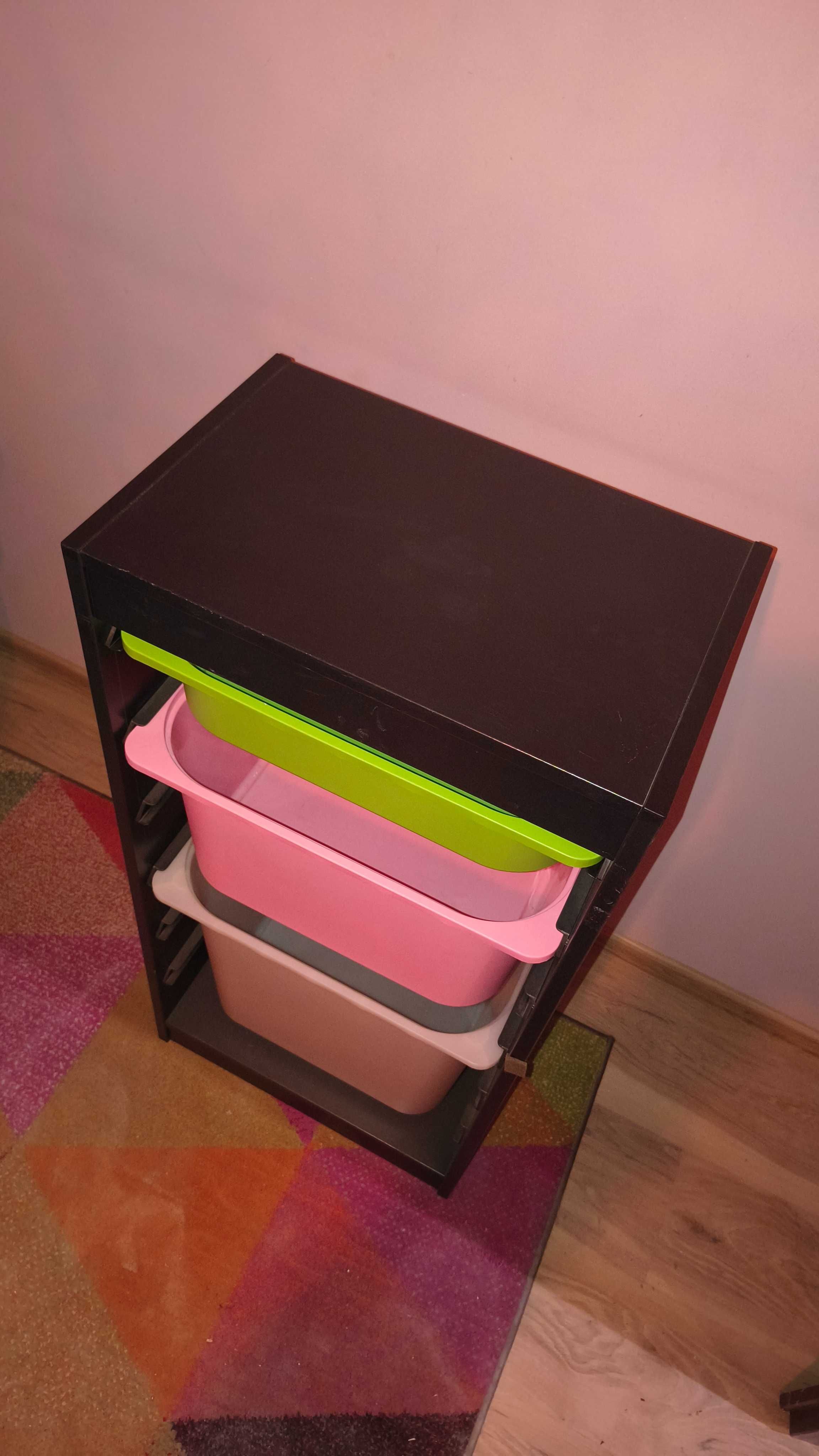 Szafka z Ikea z kolorowymi pojemnikami Trofast regał + pojemniki