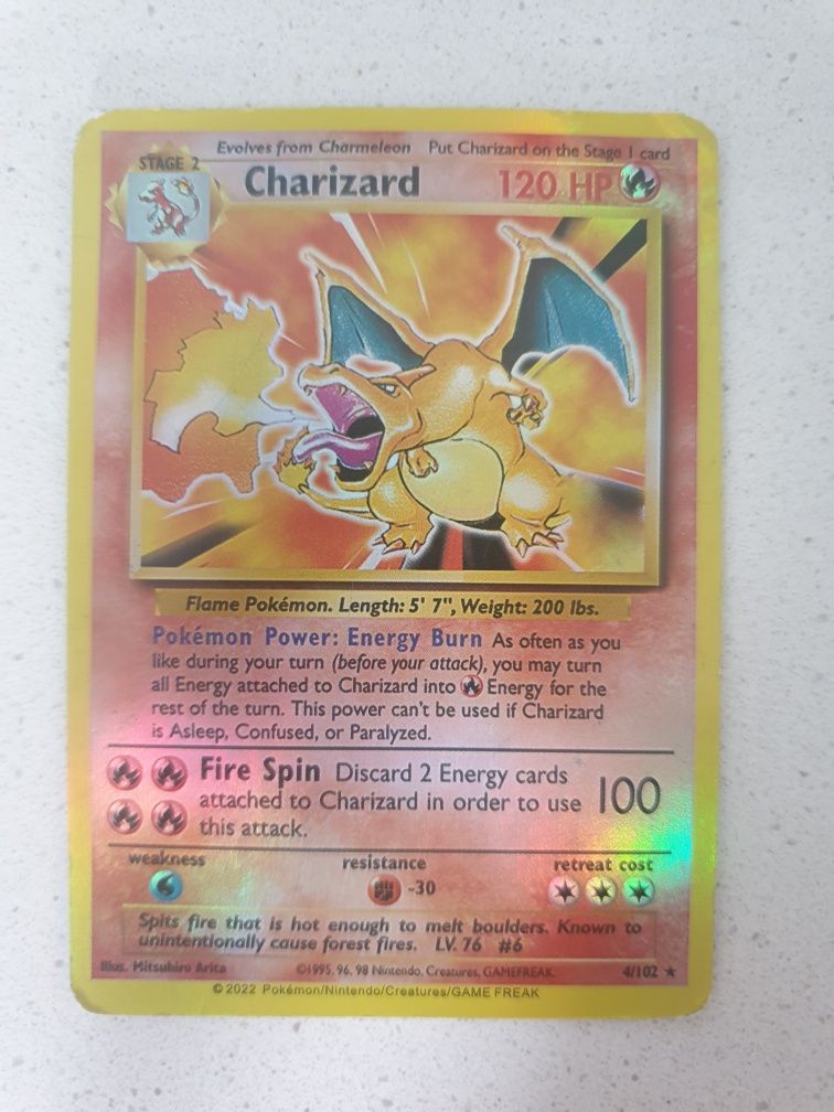 Pokemon Charizard 2022 usada