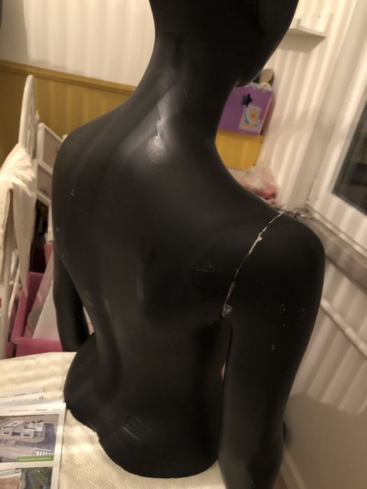 Manequins dois de mulher e um de crianca