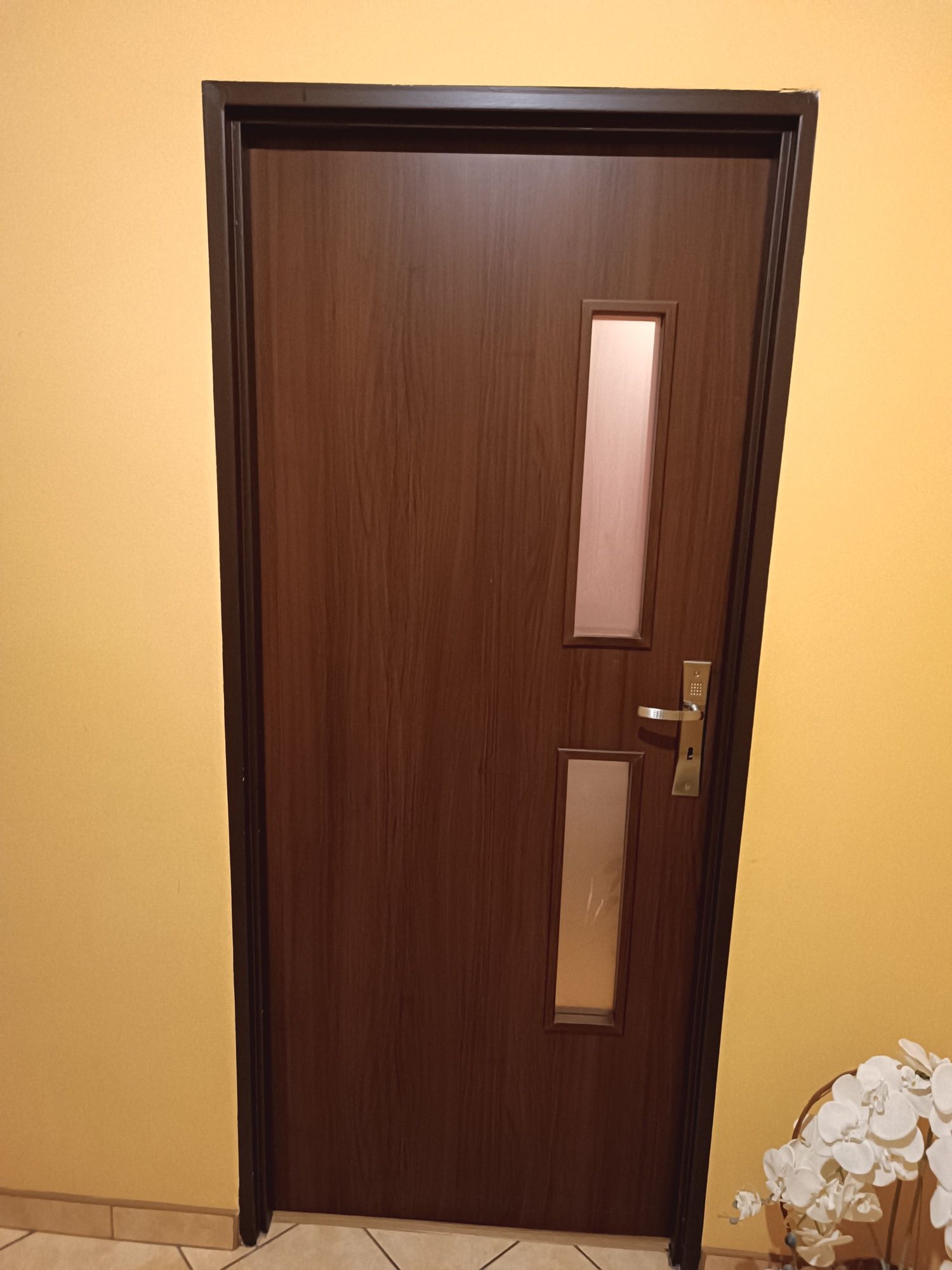 Sprzedam drzwi wewnętrzne kolor orzech