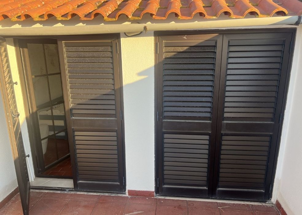 Janela oscilobatente em alumínio, com vidro duplo.