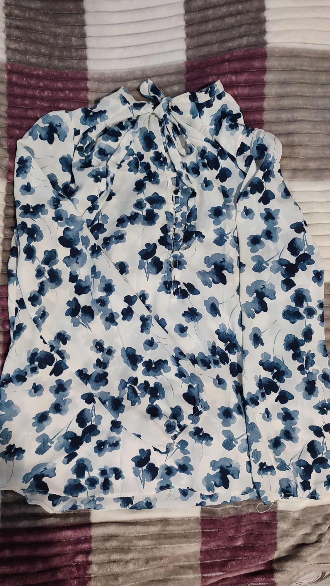 Блузка с голубыми цветами