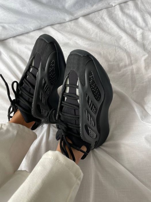 Женские Кроссовки Adidas Yeezy Boost 700 v3 Black 36-45 Lux Жми