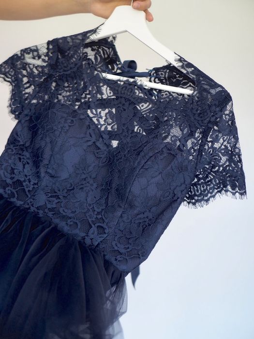 Chi Chi London sukienka koktajlowa z tiulu z haftami Suzanne