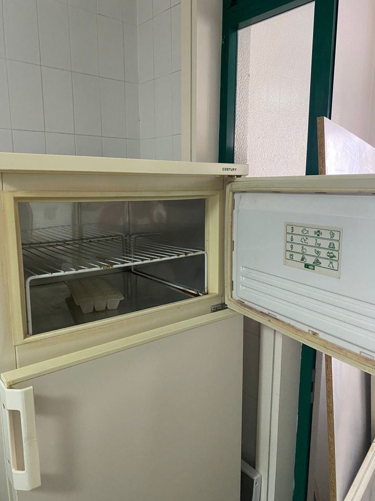 Frigorífico 1,49 m altura, 55 cm largura, 53 profundidade