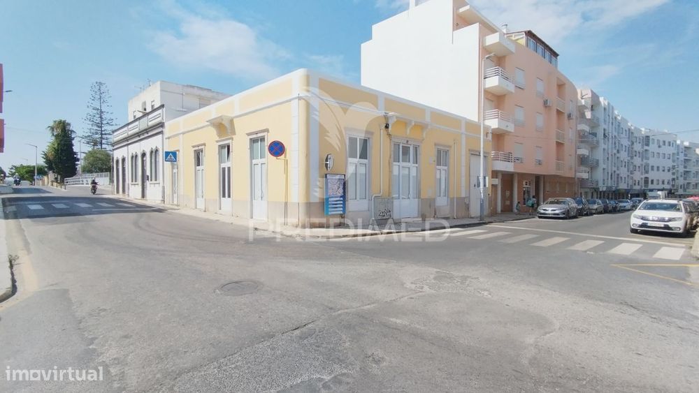 Moradia com 5 estudios quintal e terraço centro Olhao