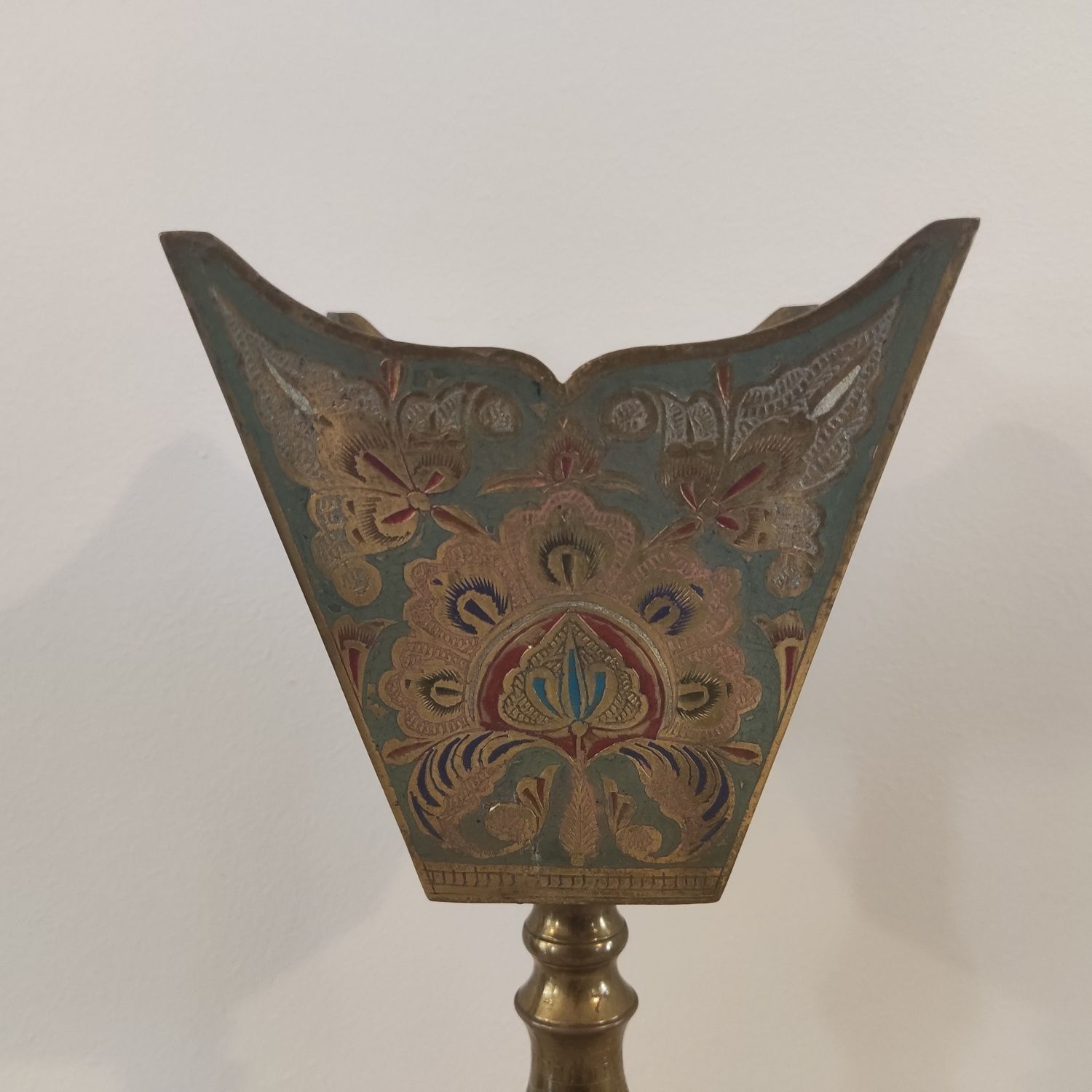 Antigo cálice em latão trabalhado, baixo relevo e pintura - decoração