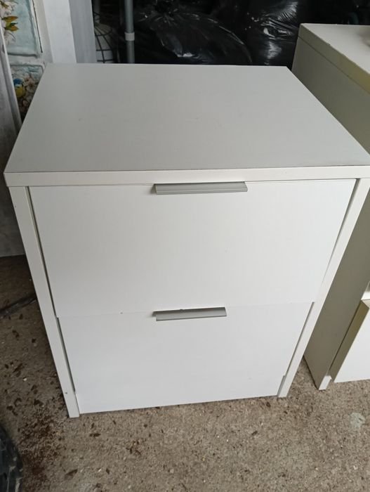 Mesinhas de Cabeceira  valor de cada € 20,00.