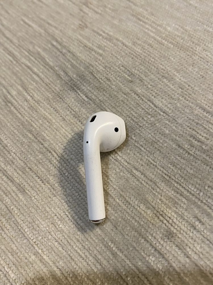 Продам один навушник AirPods 2 все працює
