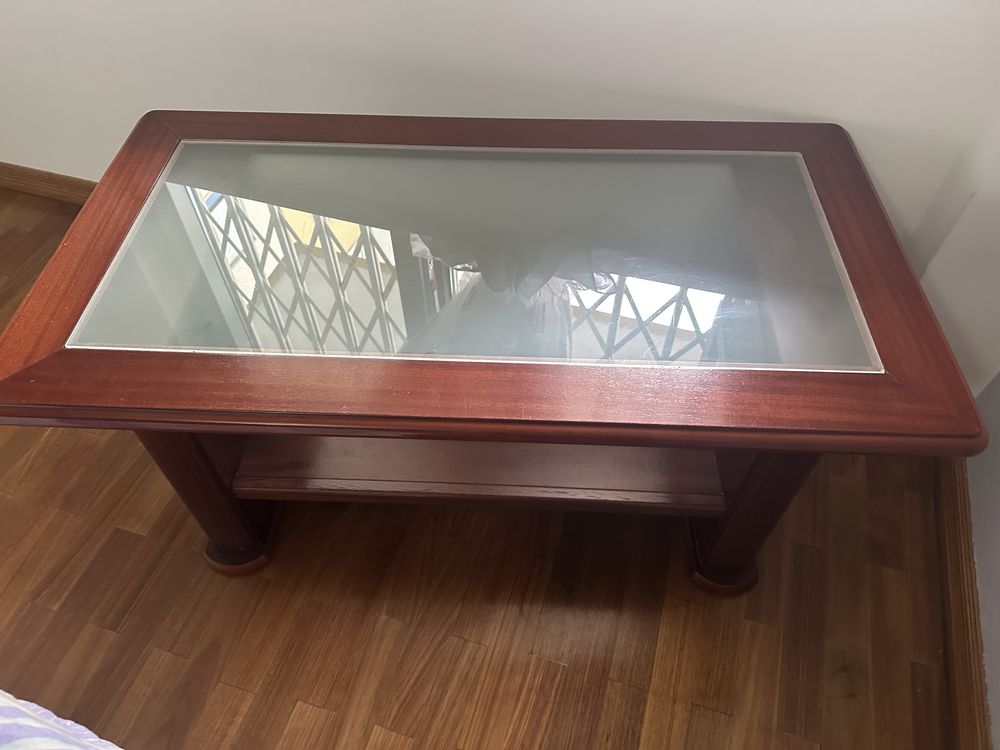 Mesa de centro com tampo de vidro