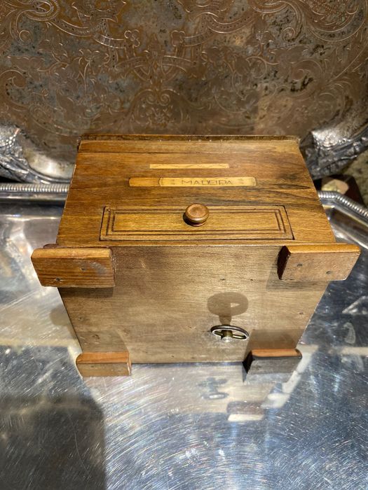 Caixa de Música Cigarreira Antiga Madeiras Nobres embutidos 14 cm