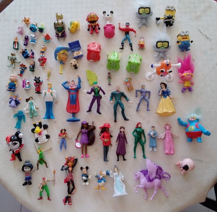 Brinquedos: Lote de 60 figuras 10€