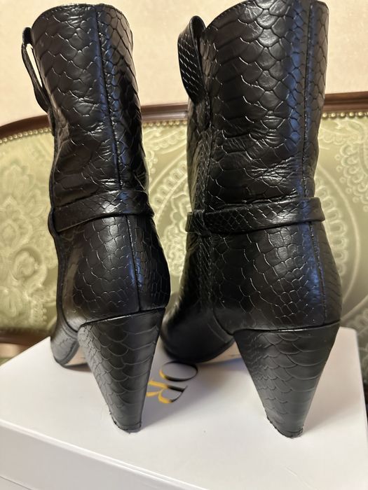 Чорні шкіряні козаки