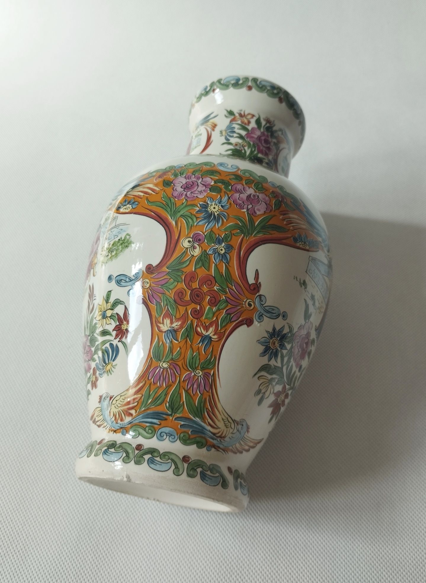 Ceramiczny wazon w stylu orientalnym. Gejsze.