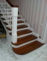 Лестница деревянная, обшивка бетонных каркасов деревом
