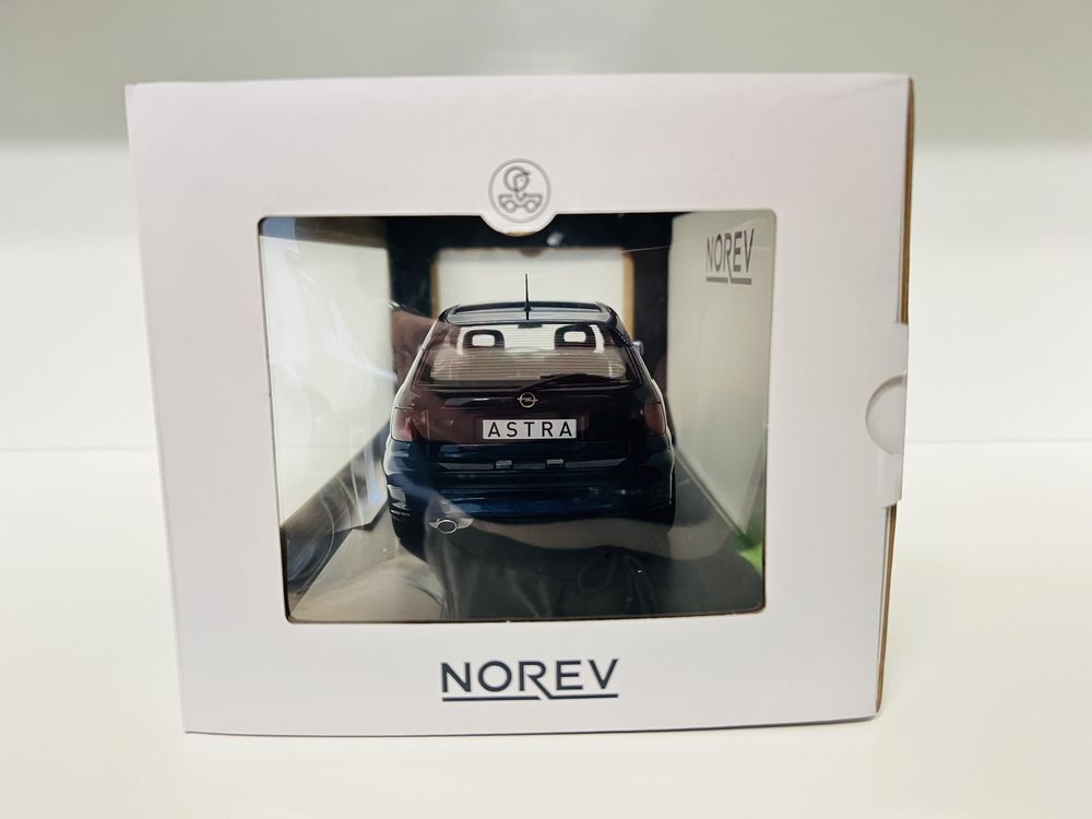 OPEL Astra GSI skala 1:18 Norev kolor granatowy