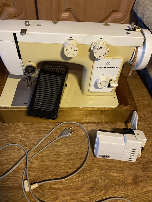 Швейная машинка Чайка -142 М