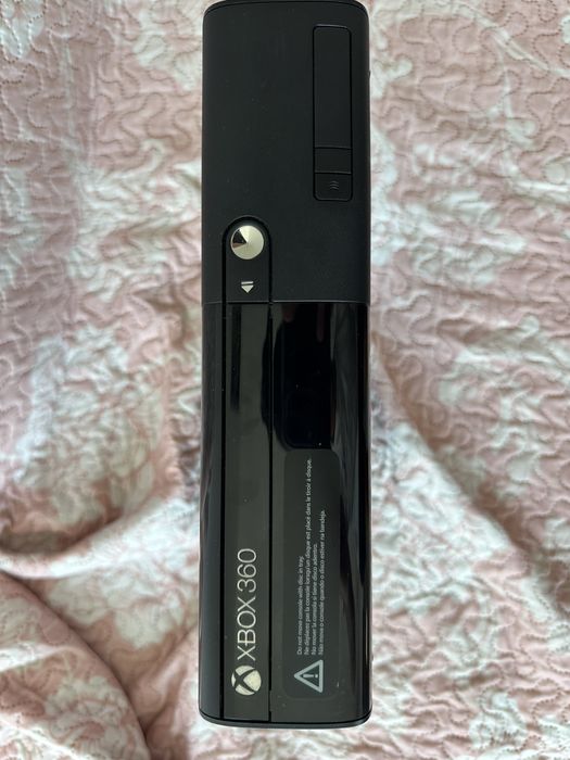 Xbox 360 E + 3 Comandos + FIFA 17 – Tudo a funcionar!