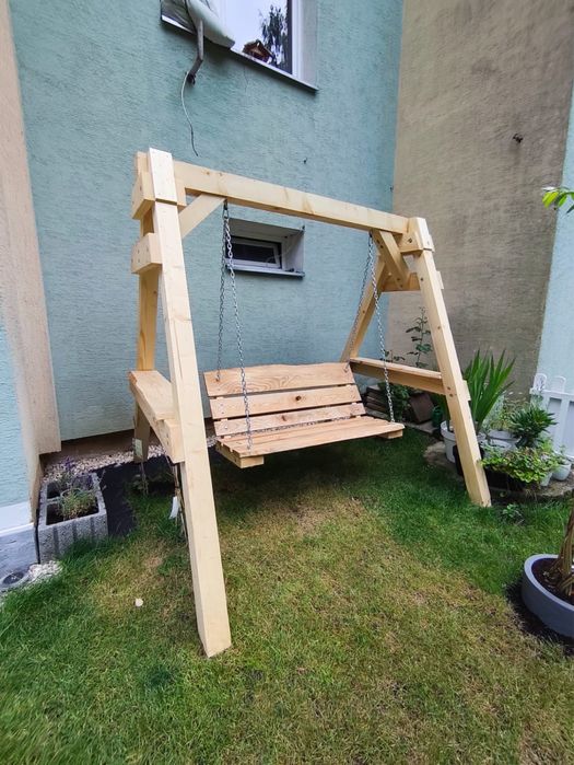 Drewniana huśtawka ogrodowa ze stoliczkami