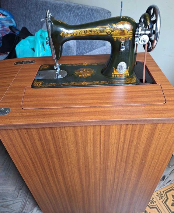 Máquina costura antiga Singer, em bom estado.