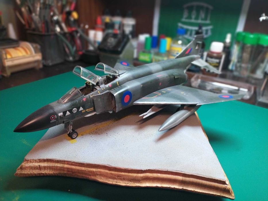 Aeronave em escala 1:48 - F-4 Phantom - RAF + base em madeira
