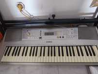 Teclado Yamaha e apoio de pé