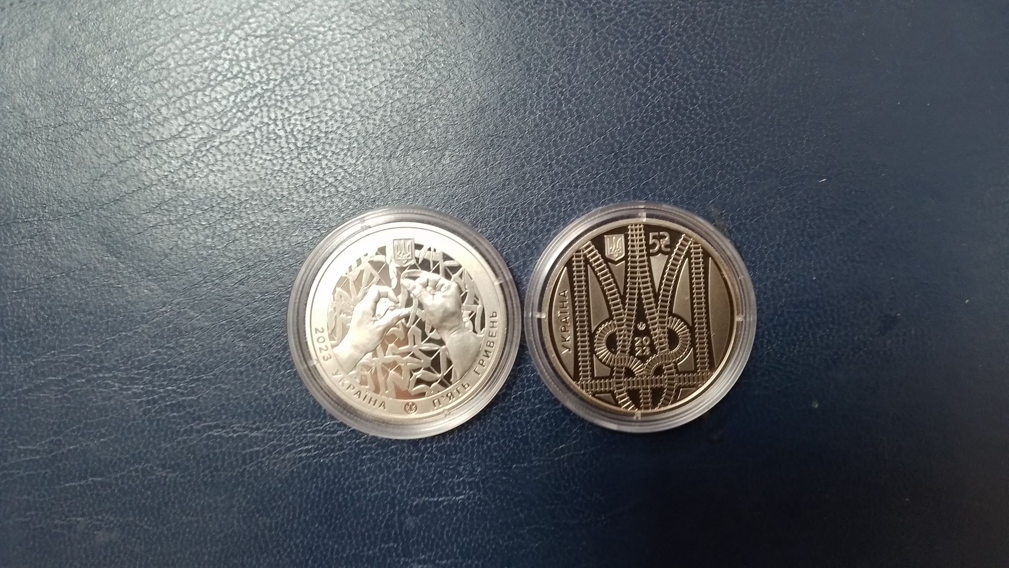 Дві монети залізничники і волонтери