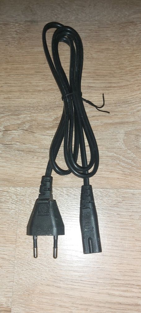 Kabel HDMI, LAN, zasilający "8" i przejściówka SCART na EURO