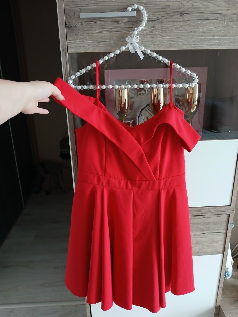 Czerwona śliczna sukienka