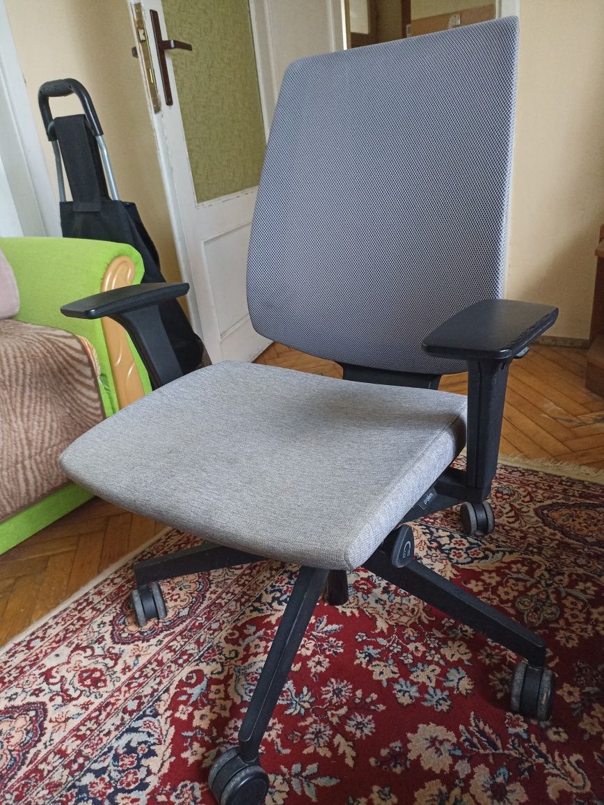 3 krzesła biurowe klasy premium i 1 zwykłe stan bdb.