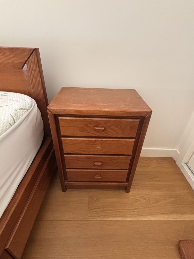 Mobília de quarto de casal em madeira de pinho
