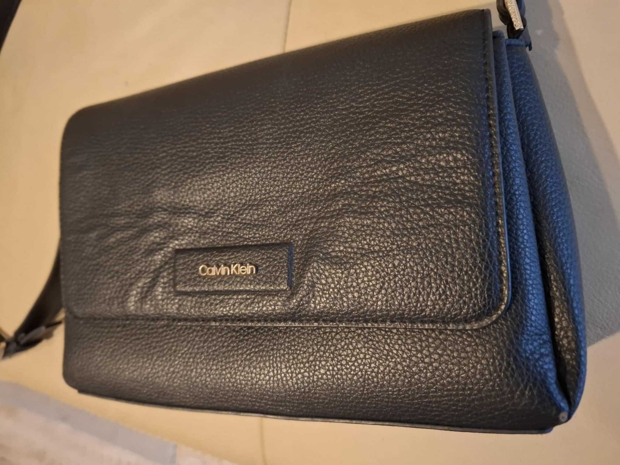 Torebka listonoszka Calvin Klein czarna